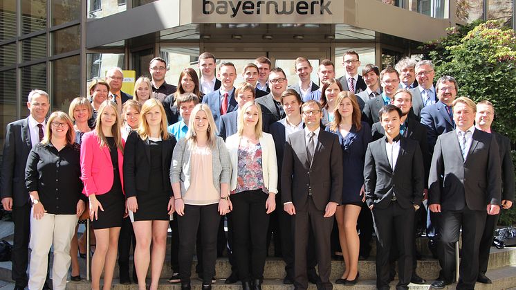 Foto: Die Absolventen aus Bayreuth, Personal- und Ausbildungsteam des Bayernwerks und Vorstandschef Reimund Gotzel (Mitte)