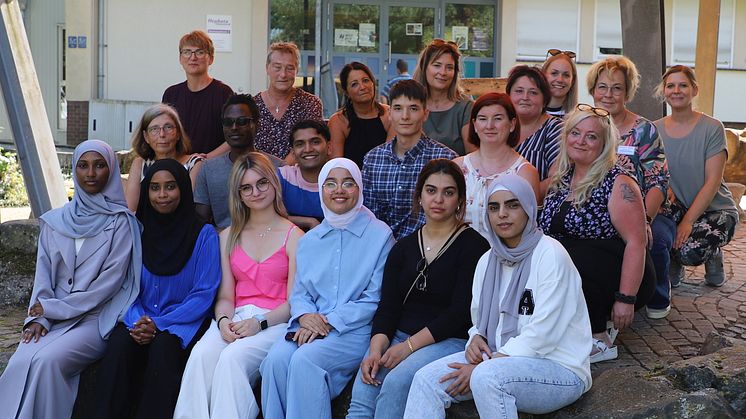 Elf Absolvent*innen der Krankenpflegehilfe-Ausbildung an der Hephata-Akademie für soziale Berufe hatten kürzlich ihre letzte Prüfung. Alle Namen von links nach rechts finden sie in der Bildbeschreibung am Ende des Haupttextes. 
