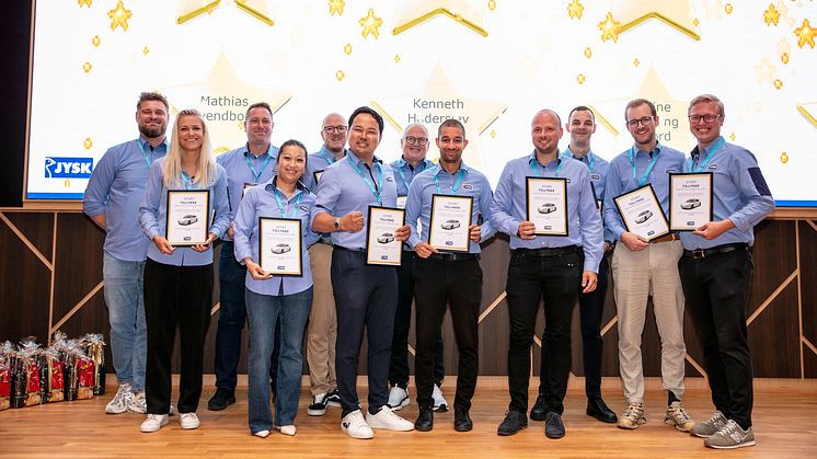 Alle danske Store Managers var i sidste uge samlet til kickoff for det nye finansår på hovedkontoret i Brabrand. Her fik en række butikschefer overrakt et diplom, som bevis på at de nu har gjort sig fortjent til en firmabil. Foto: Morten Møller Rehné