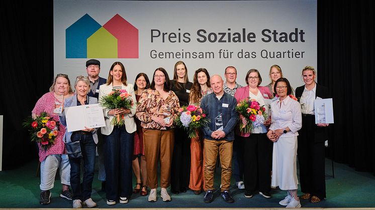 Die Preisträger bei der Verleihung „Preis Soziale Stadt 2025“ am 6. Mai in Berlin (Foto: André Wagenzik, © vhw)