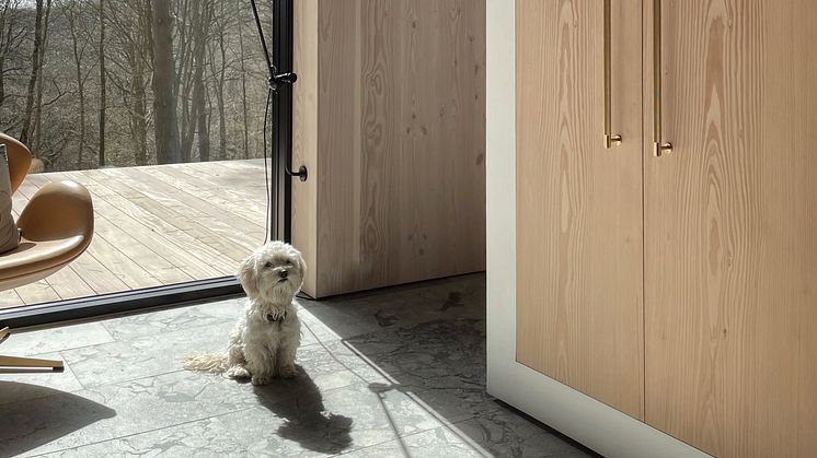 Naturmaterial som trä och sten sätter sin tydliga prägel på ''The Nordic Barnhouse Project''