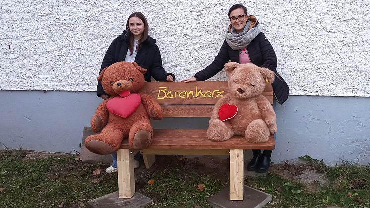 Klara und Silvia Gonschorek präsentieren stolz ihre Bank im Garten des Kinderhospizes Bärenherz