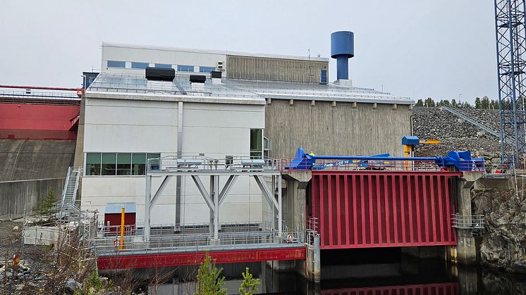 Den nya vita turbinhallen för G2 har byggts mellan utskovet t v och G1.