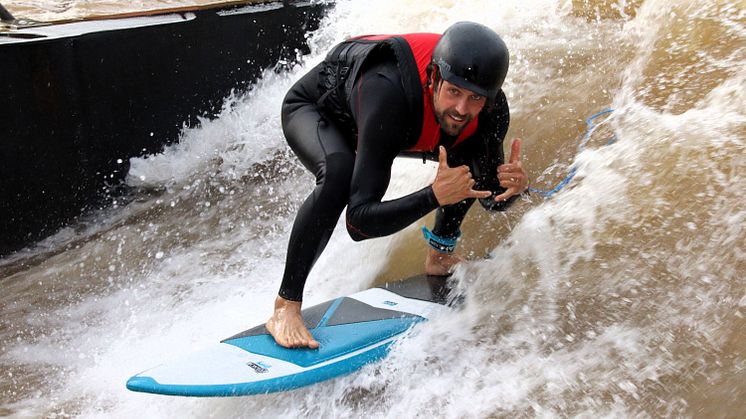 Surfen im Kanupark Markkleeberg - Foto: Fotodienst