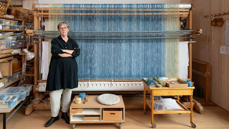 Anne Stabell i atelieret. Foto: Istvan Virag/KUNSTDOK