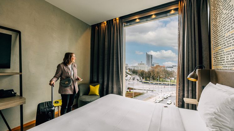 Tagungsteilnehmerin bezieht Zimmer mit Blick auf Leipzigs Innenstadt im HYPERION Hotel Leipzig - Foto: Philipp Kirschner