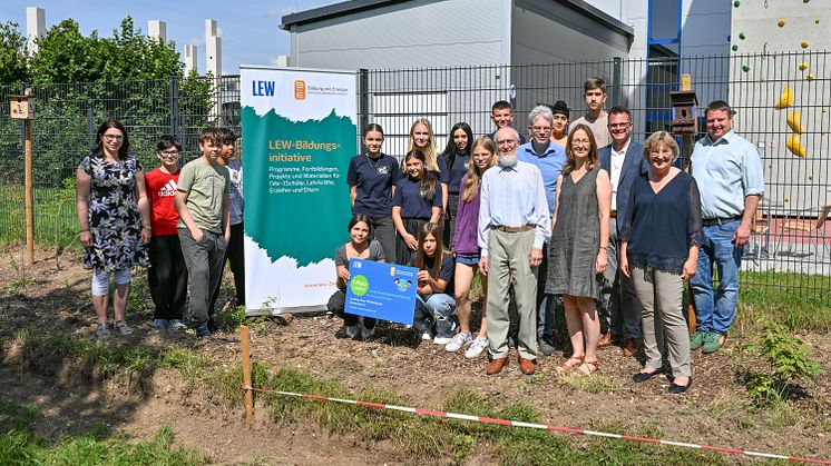 Mit ihrem Engagement für Nachhaltigkeit belegte die Ludwig-Auer-Mittelschule beim Wettbewerb „Zukunfstheld:innen“ der LEW-Bildungsinitiative 3malE den 1. Platz in der Kategorie "weiterführende Schulen". (Genaue Bildbeschreibung siehe unten)