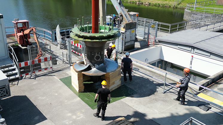 Die 13 Tonnen schwere Kaplanturbine wird vollständig überholt. Effizientere Komponenten, ein höherer Automatisierungsgrad und digitale Steuerung sichern den langfristigen Betrieb und tragen zur Versorgungssicherheit bei. (Foto: LEW)