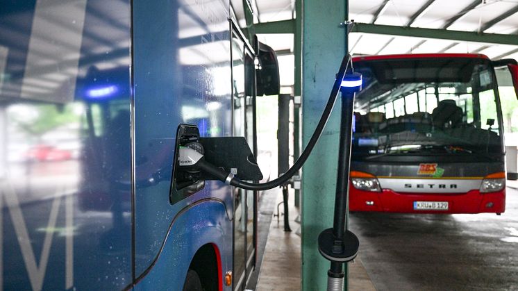 Die Lechwerke (LEW) haben für Brandner Bus Schwaben ein Elektromobilitätskonzept an sechs Standorten mit insgesamt 125 Ladepunkten umgesetzt.