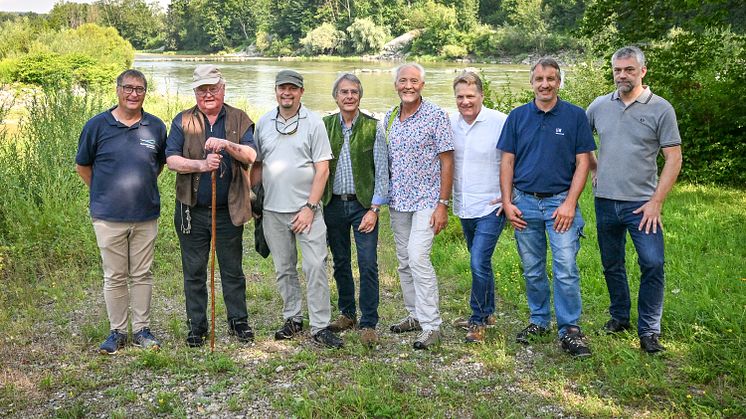 Fischerpräsident Axel Bartelt mit Vertretern des Landesfischereiverbands Bayern und des Fischereiverbands Schwaben und Mitarbeitern der LEW Wasserkraft (Bild: LEW / Thorsten Franzisi)