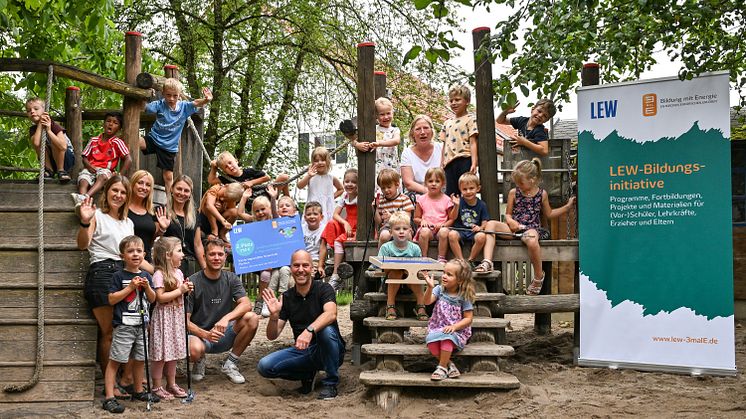 Kinder und Erzieherinnen der Kita Farbenfroh sowie Hurlachs Zweiter Bürgermeister Daniel Absenger bei der Gewinnübergabe des 3malE-Nachhaltigkeitswettbewerb  durch LEW-Kommunalbetreuer Andreas Bayer.