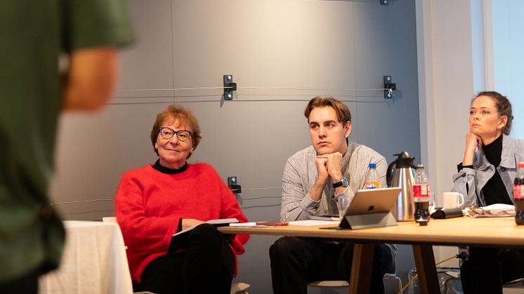 20. januar 2025 presenterte finalistene sine forslag for juryen. Fra venstre: Marianne Borgen (juryleder), Fabian Wahl Sandvold (AUF) og Nora Ceciliedatter Nerdrum (KORO). Foto: Niklas Hart