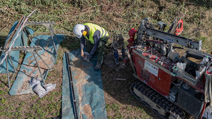 Entlang der Leitung zwischen Bergtheim und Bergrheinfeld lässt die Bayernwerk Netz den Baugrund untersuchen. Die Tests geben Aufschluss über die Tragfähigkeit und die Beschaffenheit des Bodens und potenzielle Risiken.