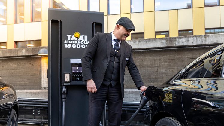 Taxi Stockholm växlar upp –  målet är 75  % eldrivet till slutet av 2025