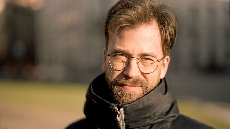 Från 90 talet har det i partikanslierna anställts många politiska sekreterare som hamrat in vikten av enkla budskap som kan ge uppmärksamhet i media, menar Fredrik Mohammadi Norén. Digitaliseringen har också förenklat att återanvända material.