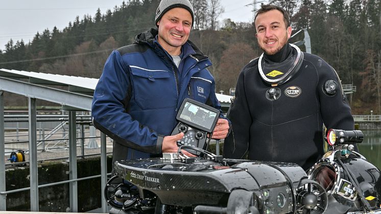 Einsatzleiter Alexander Reuter und LEW-Taucher Harald Schunn freuen sich über den "Zuwachs" in der LEW Tauchergruppe. Ab sofort unterstützt Tauchroboter Nautilus die Einsätze unter Wasser. (Foto: LEW / Thorsten Franzisi)