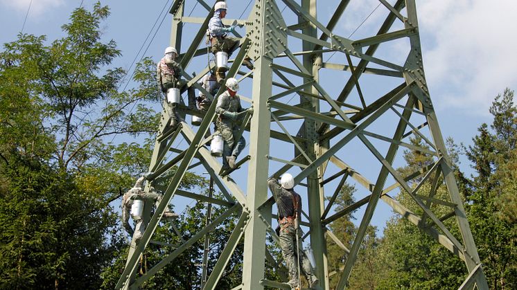 Die Bayernwerk Netz GmbH erneuert bis voraussichtlich Ende September 2025 den Korrosionsschutz von 73 Masten der Hochspannungsfreileitung zwischen Trennfeld im Landkreis Main-Spessart und Würzburg. (Foto: Bayernwerk Netz GmbH)
