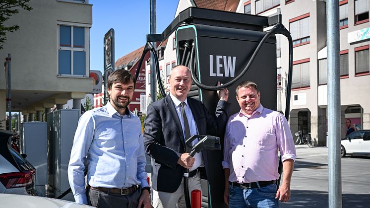 Manuel Holzmann, Asset Manager E-Mobility bei LEW, Franz Feigl, Erster Bürgermeister der Stadt Königsbrunn und LEW-Kommunalbetreuer Michael Smischek (v.l.n.r.) stellen die neue DC-Schnelladesäule in Königsbrunn vor.