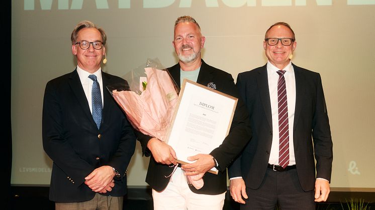 Statssekreterare Håkan Jevrell (vänster) och Livsmedelsföretagens vd Björn Hellman (höger) delade ut Årets Livsmedelsexportör 2025 till Patrick Axzell, vd Orkla Snacks Sverige