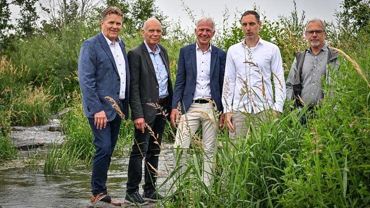 Im Bild: (v.l. Ralf Klocke (LEW), Dr. Oliver Born (Fischereifachberatung Bezirk Schwaben), Lorenz Müller (Bgm. Schwabmünchen), Markus Mayer (1. Vors. Fischereiverein Schwabmünchen), Wolfgang Häusele (Ingenieurbüro TH-PLAN)