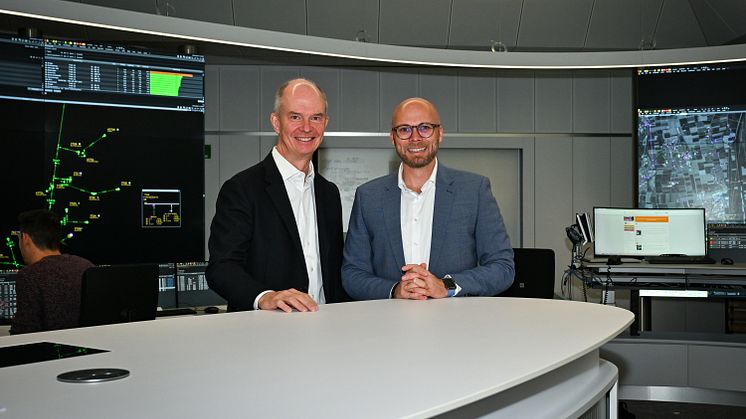 Besuch in der Netzleitstelle: LEW-Vorstand Dr. Dietrich Gemmel und der bayerische Staatsminister für Digitales Dr. Fabian Mehring