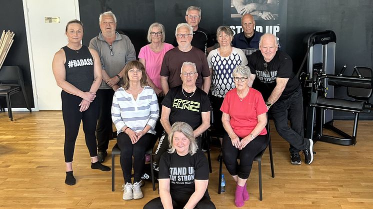 Gymägaren Viktoria Harling, längst till vänster, Marianne Annersand, längst fram och Uffe Bengtsson till höger på premiärträning av Stand Up Stay Strong.