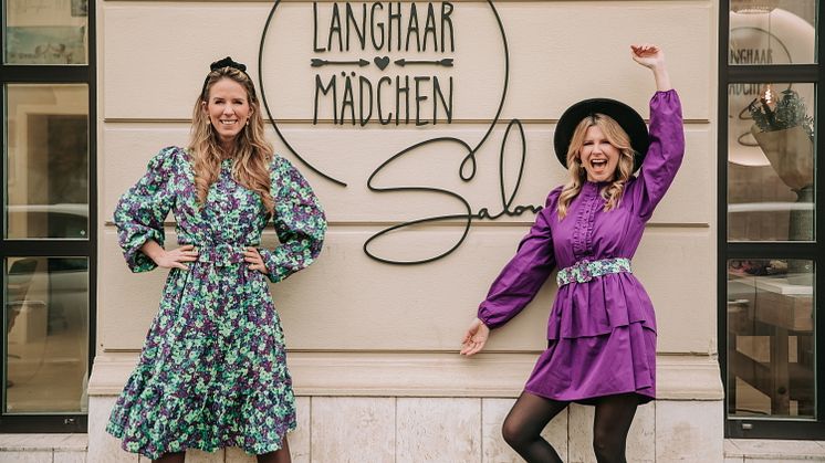 Langhaarmädchen treten bei Founder Summit auf