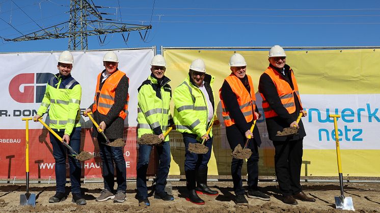 Spatenstich in Niederviehbach mit dem Bayernwerk-Vorstandsvorsitzenden Dr. Egon Westphal (3.v.l.) und Staatssekretär Tobias Gotthardt (3.v.r.) für die erste Einspeisesteckdose im Bayernwerk-Netz.