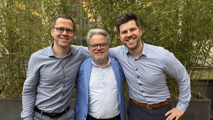 Die Gründer und Geschäftsführer von beBOLD, Marcel Böttcher (l.) und Joris Schoor (r.), mit Felix Binsack (Co-Geschäftsführer der TIMETOACT GROUP). Foto TTA