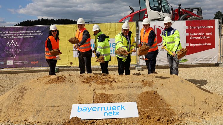 Spatenstich für das neue, von der EU geförderte Umspannwerk der Bayernwerk Netz in Kirchenthumbach mit Bayernwerk-Vorständin Dr. Daniela Groher (Mitte) und Vertretern aus der Politik..