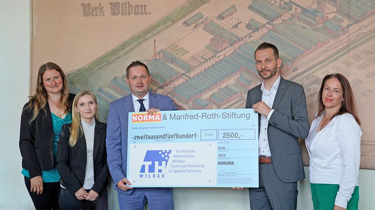 Am 17. Juli übergaben Vertreter/-innen von NORMA und der Manfred-Roth-Stiftung der TH Wildau eine Förderung in Höhe von 2.500 Euro. (Bild: Sebastian Stoye / TH Wildau) 