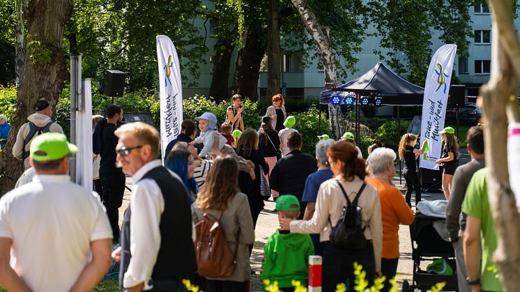 Gemeinsam tanzen, gemeinsam feiern: Rund 120 Mieterinnen und Mieter sowie Nachbarn kamen zur Premiere des Musik- und Tanzfests nach Duisburg-Neumühl. Foto: Sahle Wohnen