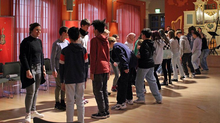 Schüler bei einer Probe im Zimeliensaal: Musik setzt in Bewegung - Foto: Elke Leinhoß