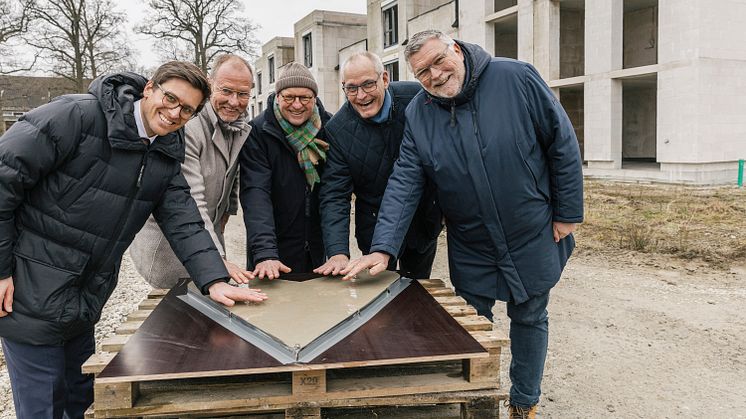 Neu verliebt in York: Zum Neustart der Bauarbeiten gießen die Verantwortlichen ein Herz aus Beton vor den Rohbauten im York-Quartier. 