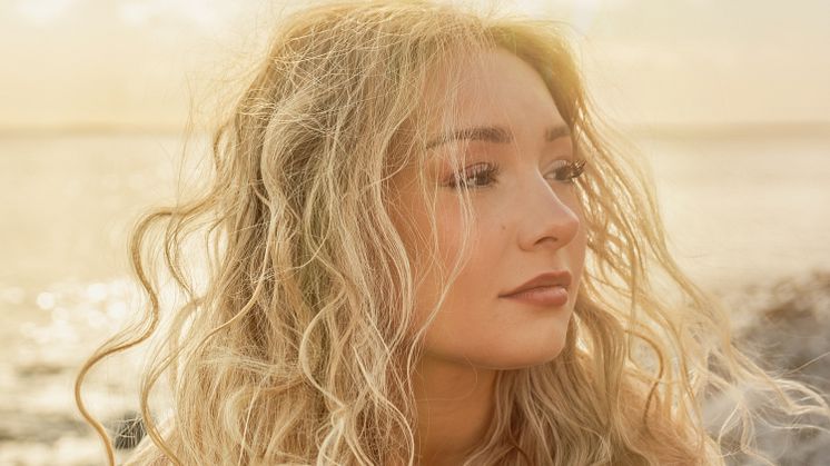 NY SINGEL. Lily Wahlsteen släpper debutsingeln "Stenstrand" – en varm och personlig sommarlåt