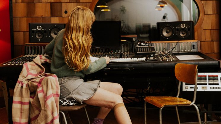 MAXISINGEL. Therese Åkesson släpper ny musik – “Livstråd” utforskar sorg, tillit och självmedkänsla