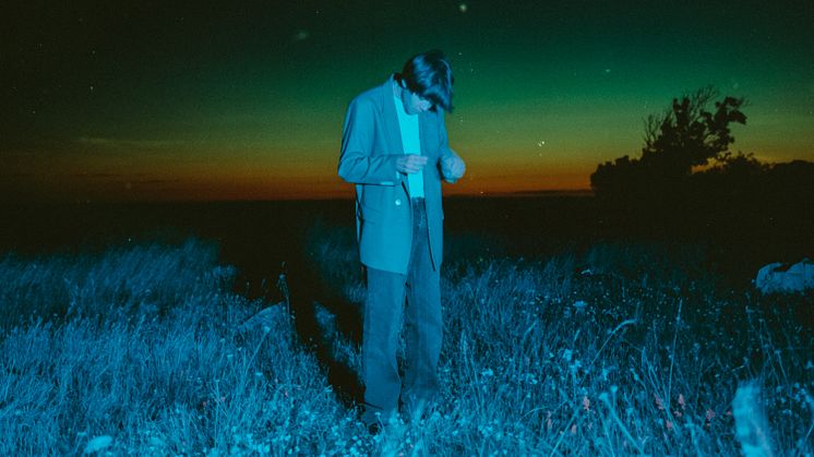 Hyllade och uppmärksammade Isak Benjamin släpper debut-EP 11 april och ny singel på fredag