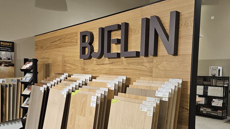 Parkettiliike Säkkisen uudistetussa showroomissa on esilllä Bjelinin lattioita