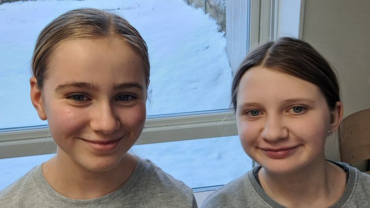 Telma och Liv - två elever på Lärande Grundskola Oden som deltagit i uppdraget Miljöakuten.
