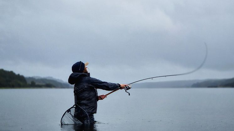 Flere kvinder tager på jagt og svinger fiskestangen 
