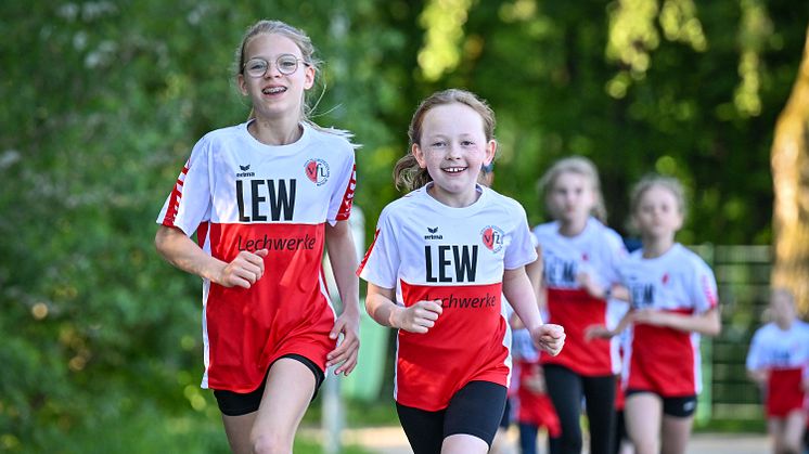 Die Leichtathletik-Jugend des VfL Buchloe hat im vergangenen Jahr bei "Leistung lohnt" ein Trikotsponsoring gewonnen und läuft nun in der neuen Teamwear.   