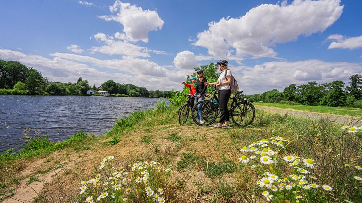 Der Mulderadweg führt durch idyllische Flusslandschaften und historische Städte - Foto: Tom Williger 