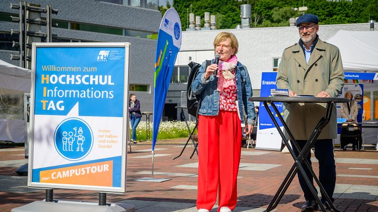 Prof. Ulrike Tippe, Präsidentin der TH Wildau, und Frank Nerlich, Bürgermeister der Hochschulstadt Wildau, eröffneten den Hochschulinformationstag der TH Wildau am vergangenen Samstag. (Bild: Ulf Büschleb / TH Wildau)