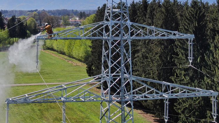 Das Bayernwerk erneuert regelmäßig den Korrosionsschutz von Hochspannungsmasten. Zuerst werden alle Mast-Teile gereinigt. Dann folgt der Anstrich.