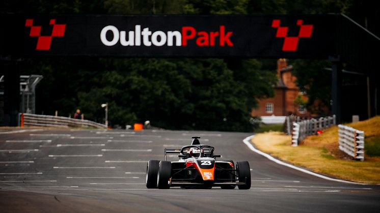 GB4: Luca Magnussen Chases Points at Oulton Park