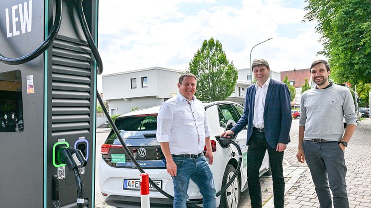 Sie stellen die neue DC-Schnellladestation in Meitingen vor: LEW-Kommunalbetreuer Michael Smischek, Dr. Michael Higl, Erster Bürgermeister der Marktgemeinde Meitingen und Manuel Holzmann, Assetmanager E-Mobility bei LEW. (v.l.n.r.)