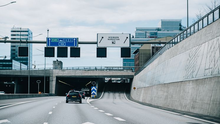 Personbilar kör längs E45 Götaleden i riktning mot Lilla Bommen i höjd med Stationsmotet.