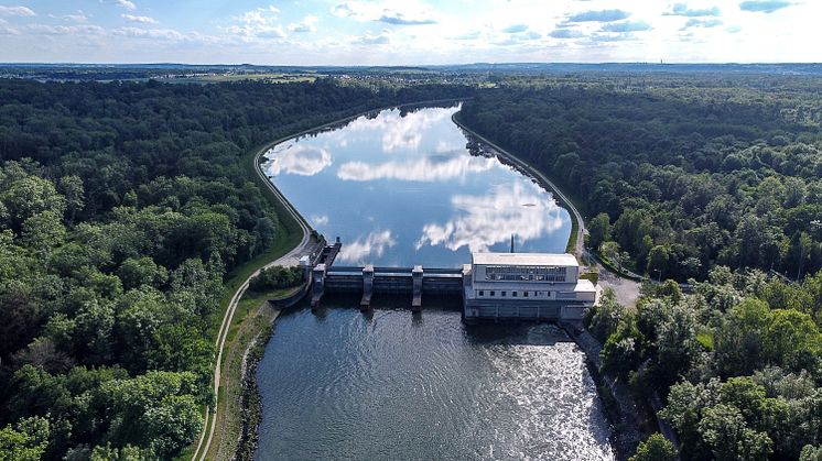 Mit modernster Sensortechnologie können jetzt Wasserstände und Fließgeschwindigkeiten in Echtzeit überwacht werden, wie hier im Kraftwerk Leipheim. (Bild: LEW / Thorsten Franzisi)