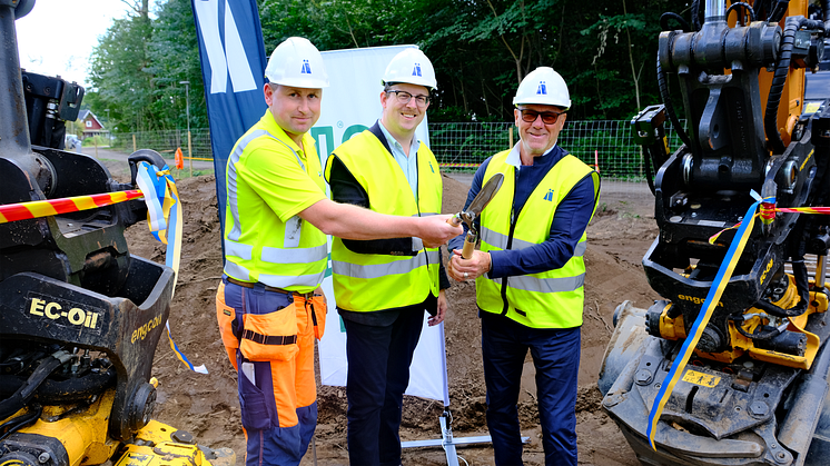 Jonas Börjesson, Robin Holmberg och Sten Christiansson klipper bandet för att starta grävarbetet för Össjö förskola.