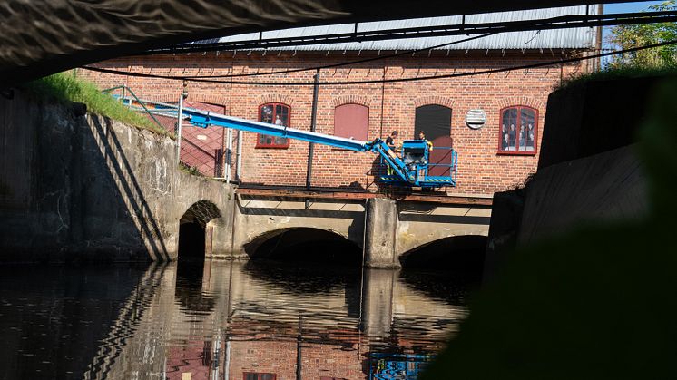 Plåtarna monteras på fasaden mot väg 249